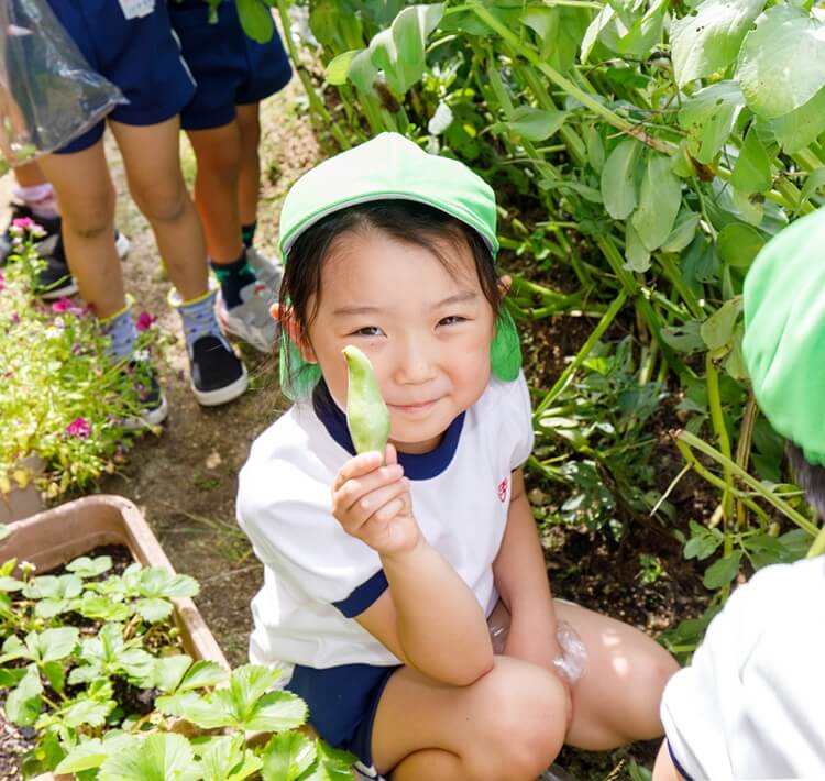 自然の中で遊び育つ